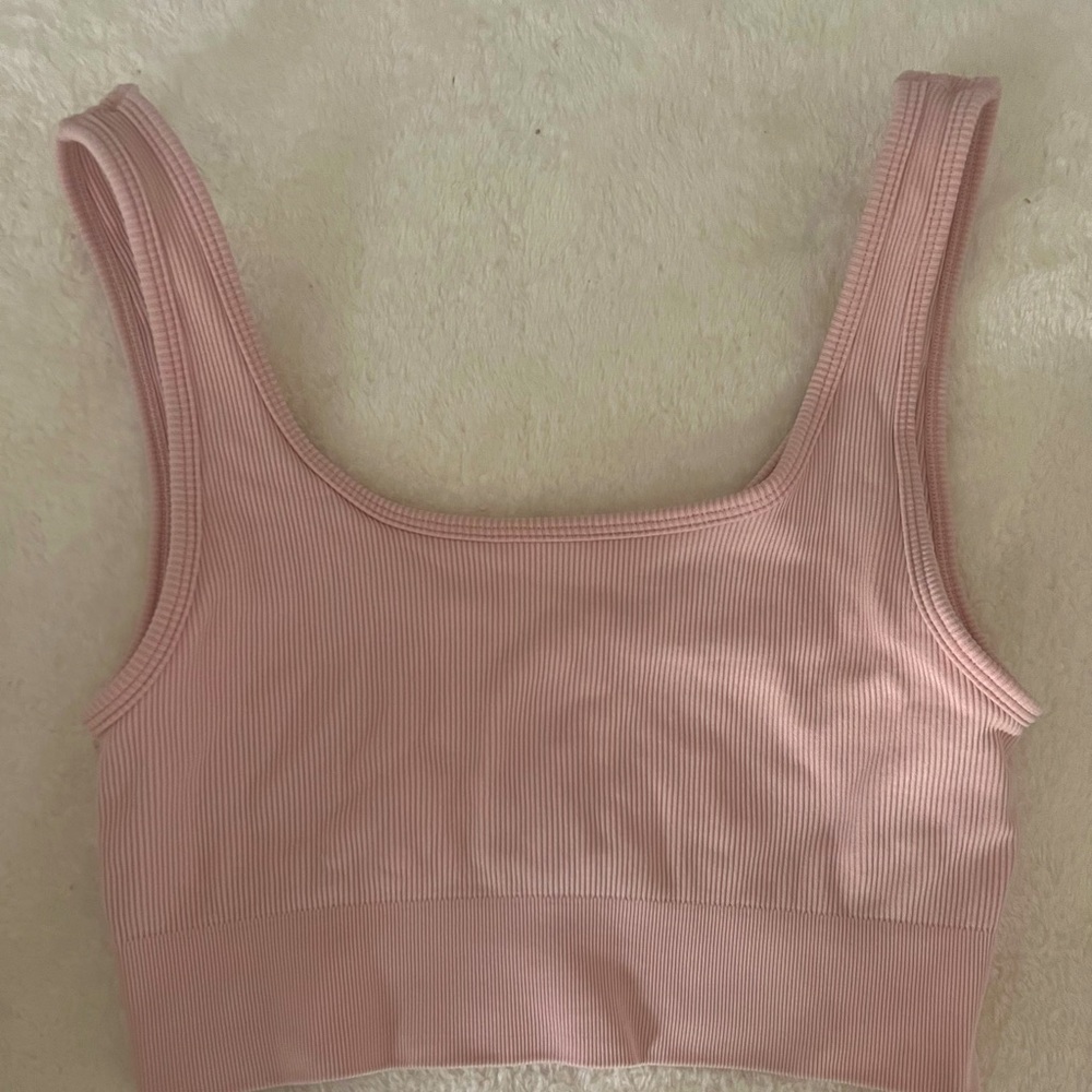 Aritzia Babaton sports bra/ top pink Size M